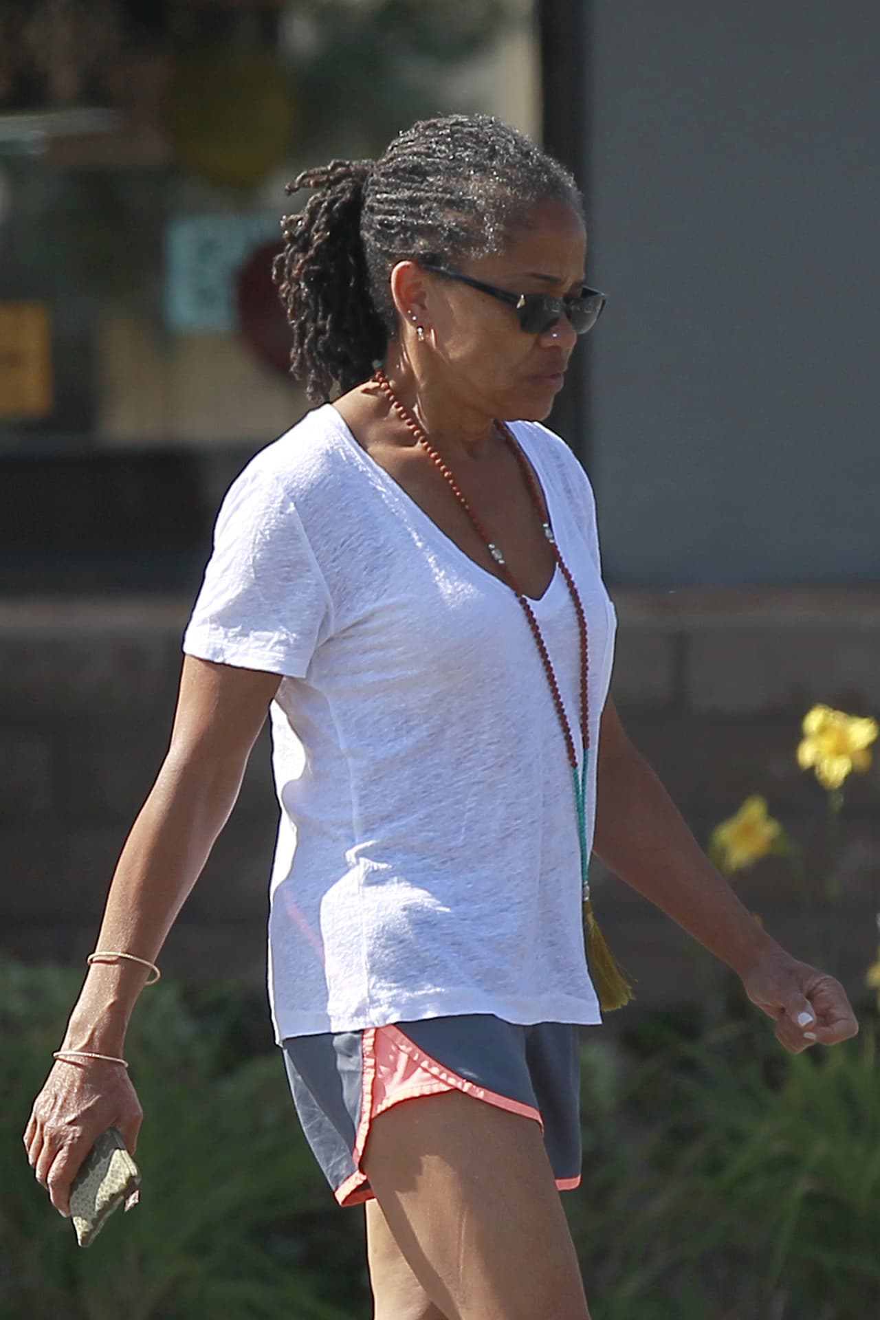 Preliminarmente se informó que el propósito principal del viaje es que Archie Harrison celebre su primer Día de Acción de Gracias junto a su abuela materna, 
<b><a href="https://www.univision.com/entretenimiento/realeza/la-mama-de-meghan-markle-es-invitada-por-la-reina-a-pasar-navidad-con-la-familia-real-sorry-kate-fotos">la muy discreta Doria Ragland</a></b>.