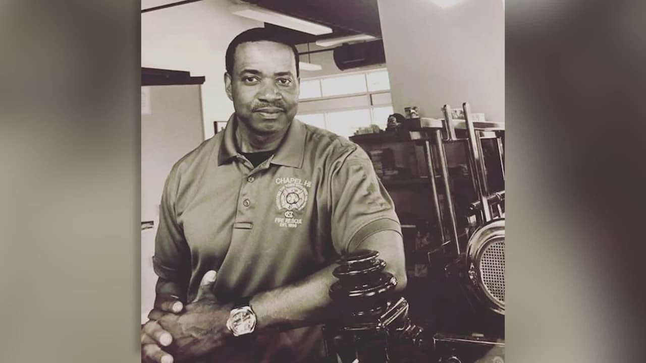 Investigan las muertes de un bombero de Chapel Hill, su exnovia y una niña de 9 años