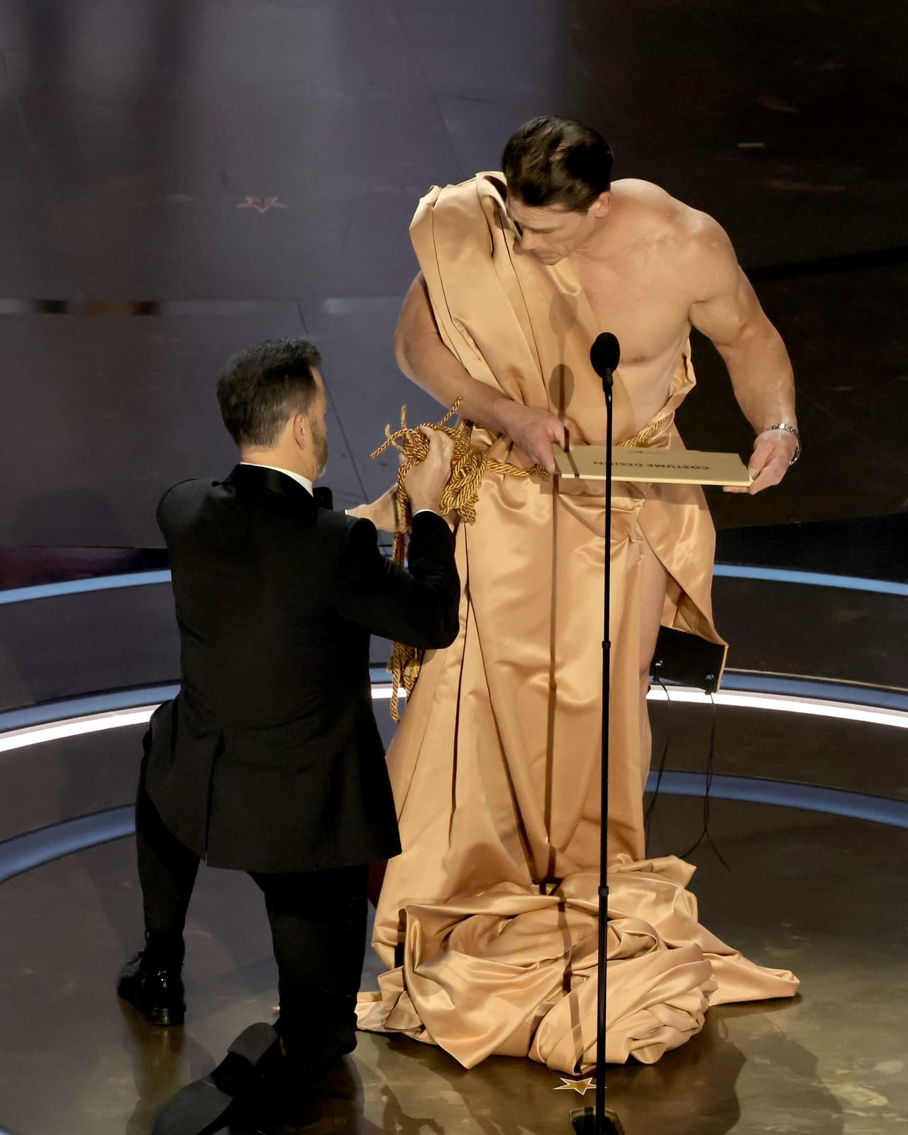 Jimmy Kimmel 'vistiendo' a John Cena en los Premios Oscar 2024.