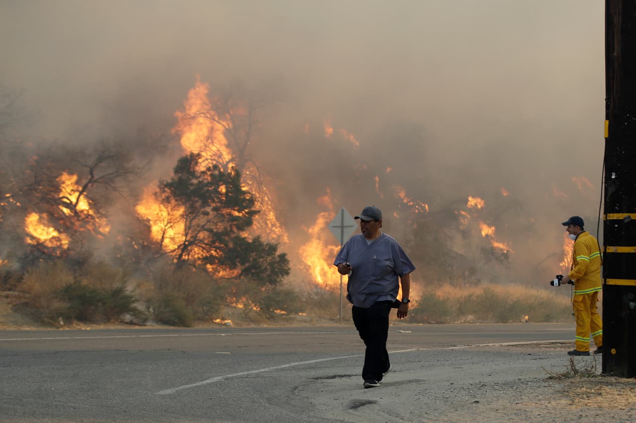 Las autoridades de California ordenaron el jueves la evacuación de al menos 40,000 personas debido a incendios forestales cerca de vecindarios al norte de Los Ángeles.