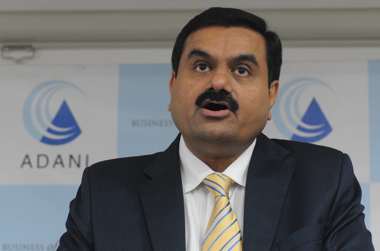<b>Puesto 13. Gautam Adani</b>
<br>
<br>Patrimonio: 80,000 millones de dólares.
<br>
<br>El magnate industrial de la India aumentó su fortuna en 46,200 millones de dólares en los últimos 12 meses, según Bloomberg.
<br>
