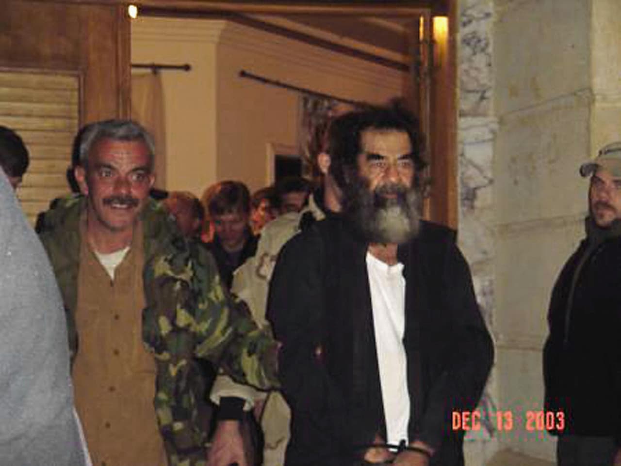 Luego de nueve meses de búsqueda, 13 de diciembre de 2003 Saddam Husein fue capturado por fuerzas estadounidenses y kurdos iraquíes. El hombre fuerte de Irak se encontraba escondido en una cueva del norte de su país, cerca de Tikrit.