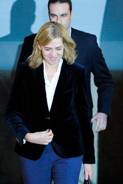 La infanta Cristina explicó durante seis horas y media de declaración judicial por el caso Nóos que se desentendió de la gestión de Aizoon, la empresa que creó al 50 % con Iñaki Urdangarin, porque confiaba plenamente en su marido, informaron fuentes jurídicas. La infanta se desligó de la administración de la sociedad familiar y aseguró que no participó en ninguna actividad del Instituto Nóos, la entidad a través de la cual Urdangarin presuntamente malversó fondos públicos. Durante el detallado interrogatorio de Castro, el primer juez que ha imputado a un miembro de la Familia Real española, la infanta admitió que hizo gastos personales con la tarjeta de crédito de Aizoon, porque entendía que no era ilegal y ha detallado que dispone de tres o cuatro tarjetas de esa clase, negando que ella o su marido tengan ninguna cuenta en paraísos fiscales y que el motivo de su presencia en la empresa que compartía con su marido fuese actuar de escudo ante Hacienda, algo que hubiera rechazado por principios. También aseguró que cuando el asesor del Rey José Manuel Romero le pidió en 2006 a Urdangarin que abandonara el Instituto Nóos, ella entendió que se trataba de evitar la mala imagen que podía acarrear que la entidad se viera envuelta en polémicas políticas, pero no pensó que su marido hiciera nada ilícito. Ella dijo que los 1,2 millones de euros que recibió de su padre para la compra de la casa del matrimonio en la ciudad de Barcelona son un préstamo que está devolviendo poco a poco.