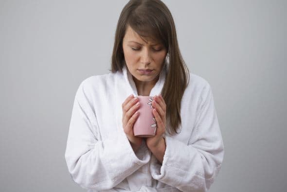 Inhalaciones de vapor. Puedes llenar el lavabo con agua hirviendo, y agregarle unas gotas de aceite de eucalipto o de algún producto de venta libre. Respira el vapor. Esto podría contribuir a abrir los bronquios y a aliviar la congestión nasal. Consulta primero a tu médico.