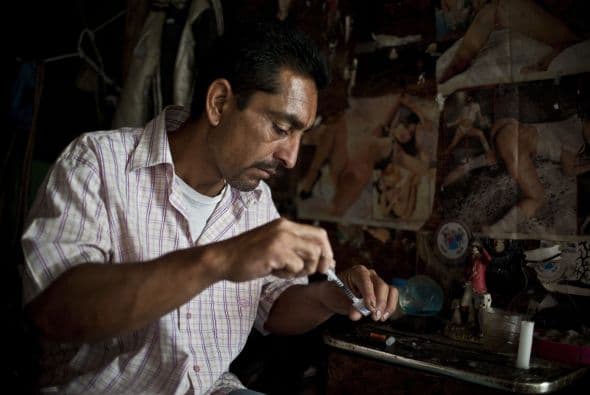 "Hay que ser discretos y no entrar en el círculo del tráfico de drogas. Yo no vendo, para eso hay que pedir permiso a las pandillas. Y aún sin vender se ha puesto muy peligroso", dice apresuradamente Ricardo, quien asegura no cobra a los visitantes pero sí les pide una cooperación.