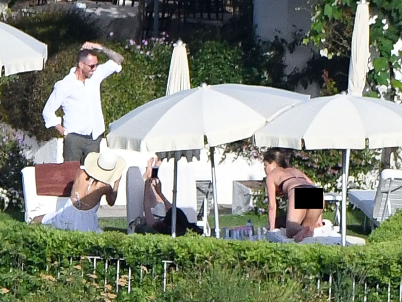 Después de unos minutos llegó de nuevo el "amigo" de la actriz.