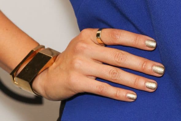 con las uñas cortas y redondeadas, estos tonos se convierten en delicados.