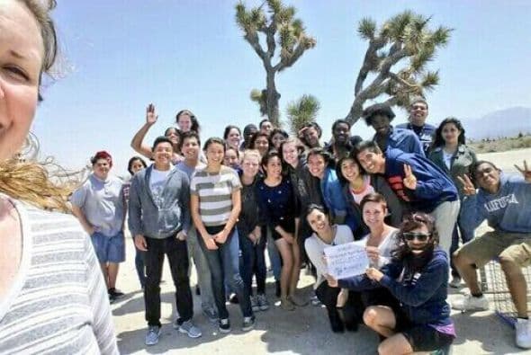 En una salida de clase al desierto, este grupo decidió retratarse para su #GlobalSelfie. Foto tomada de Twitter.