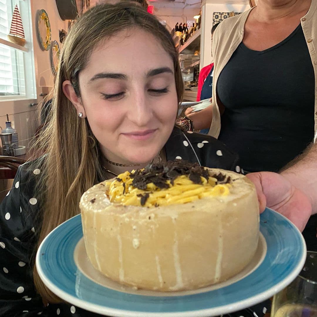 Mia, la protagonista de las fotos que compartió El Gordo, no solo fue consentida por sus padres. El restaurante también puso su parte a través de la sazón.