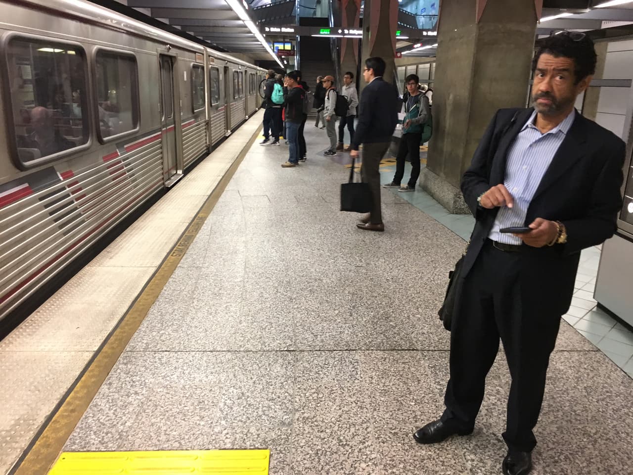 Cada día, unas 6,000 personas usan la estación Universal City del metro angelino.