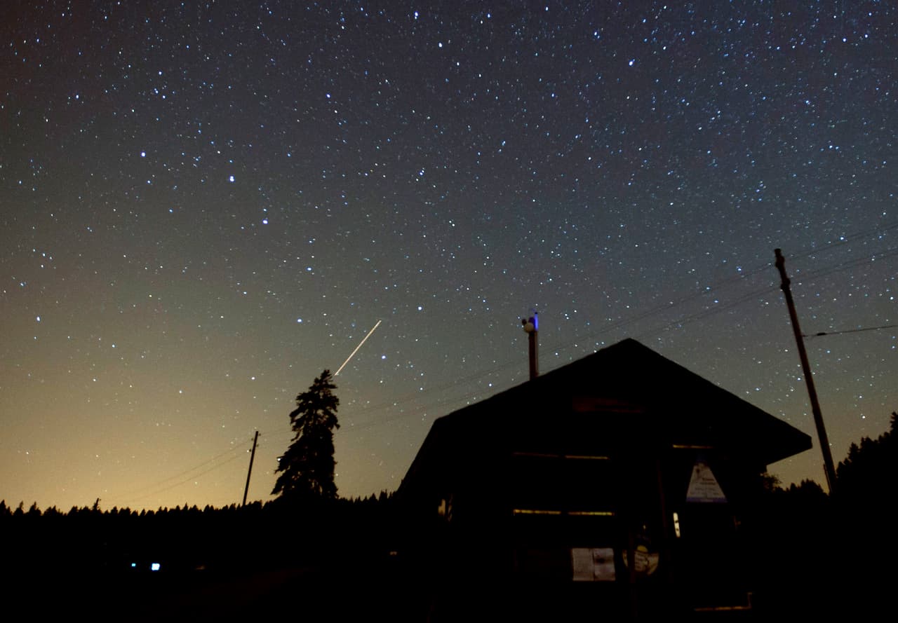 Al entrar en nuestro mundo, esas partículas chocan con las moléculas de la atmósfera. El choque, sumamente violento, produce luz. Cada partícula se transforma entonces en una "estrella fugaz", como las de la imagen, tomada en Saint-Cergue, Suiza, el cinco de agosto de 2018.