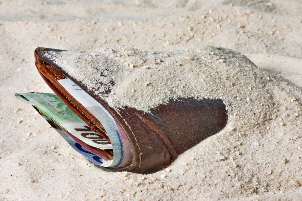 <h3 class="cms-H3-H3">Soñar con dinero enterrado</h3>
<br>Esto es algo super positivo, pues significa que vienen varios cambios importantes en tu vida financiera, se presenta la posibilidad de incrementar tus ingresos y lograr mejoras en el ámbito económico.
<br>