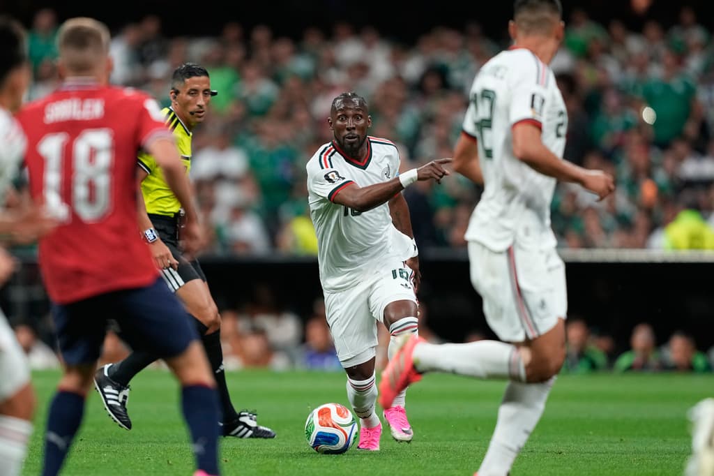 El mexicano Julián Quiñones corre con el balón