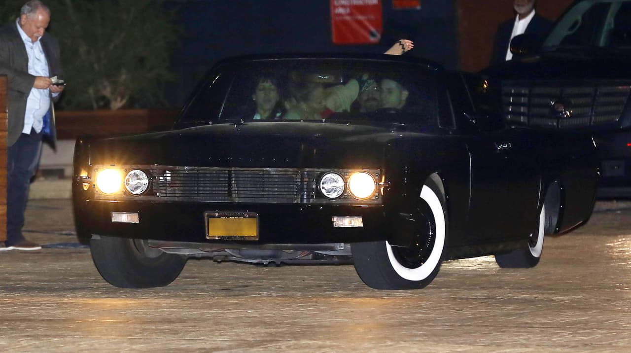 En este carro vintage JLo se fue a cenar sushi con su amorcito Casper.