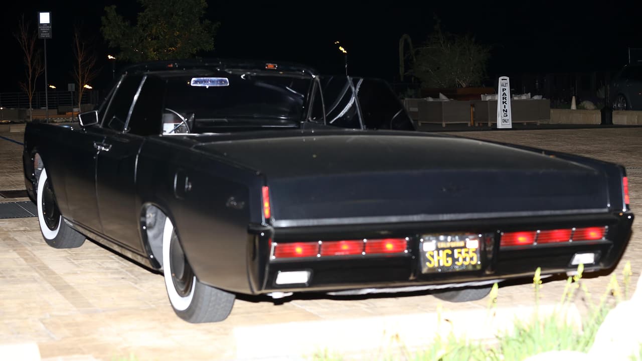 Y parece que también le gustan mucho los autos clásicos como este.