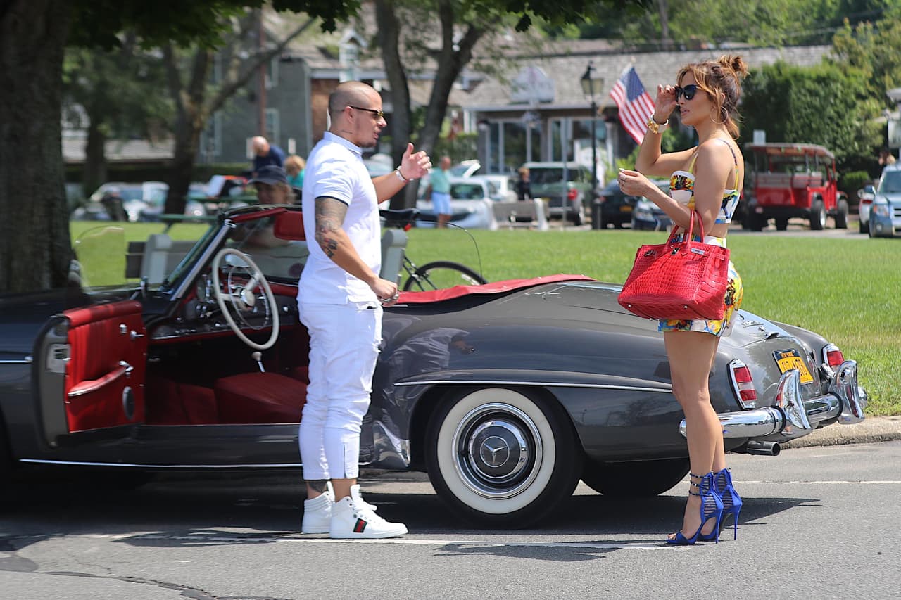 Para muestra este clásico Mercedes Benz en el que fue captada junto a Casper Smart.