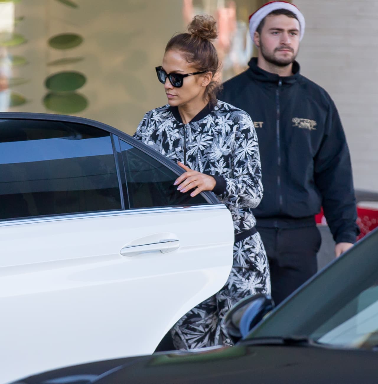 Blanco, negro, rojo, ¿cuál será el color preferido de JLo con los carros?