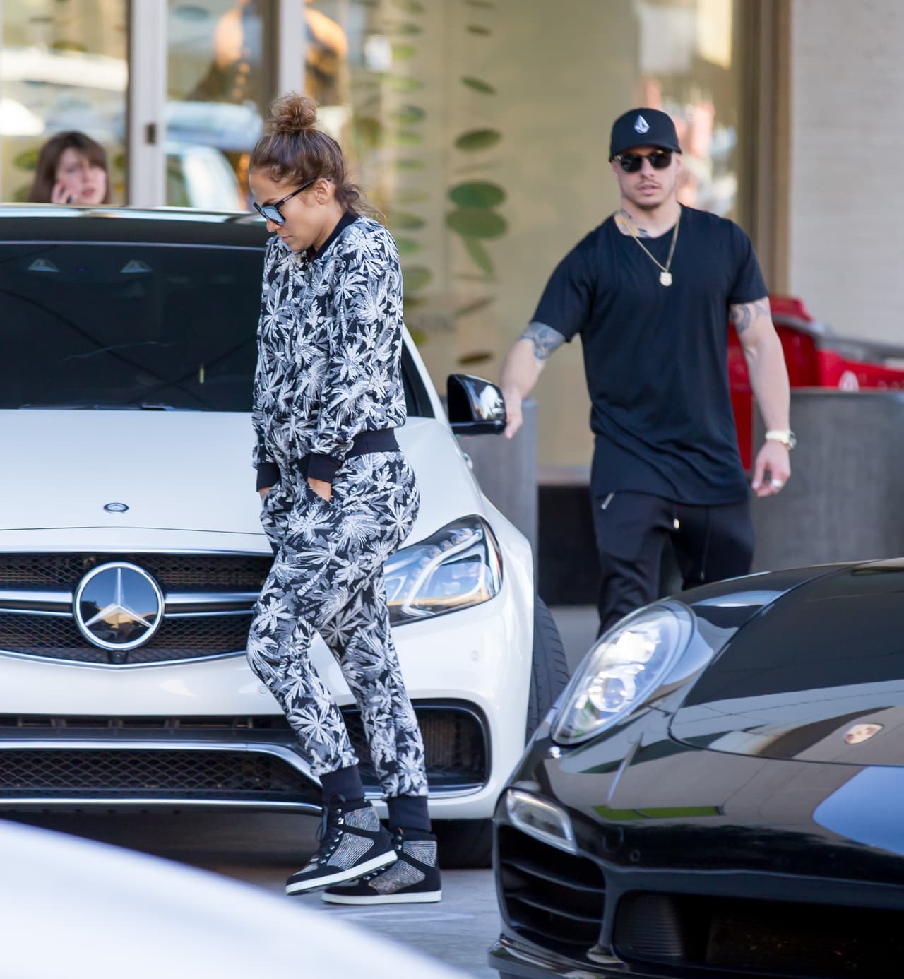 Parece que el Mercedes Benz es el carro preferido de JLo.