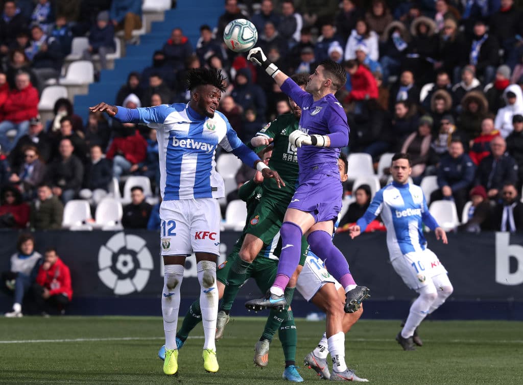 El leganés de Javier Aguirre se impone 2-0 ante el Espanyol y se despega del último lugar de la tabla de La Liga española. Los autores de los goles fueron Martín Braithwaite y Youssef En-Nesyri.