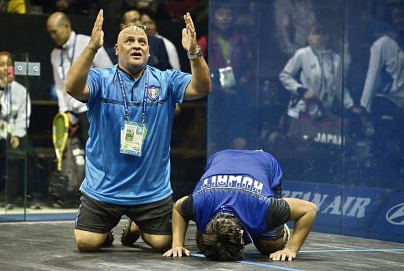 El jugador de squash de Kuwait, Almezayen Abdullah, reacciona con su entrenador después de derrotar al indio Saurav Ghosal en las finales individuales de los Juegos Asiáticos de 2014 en Incheon, Corea del Sur.