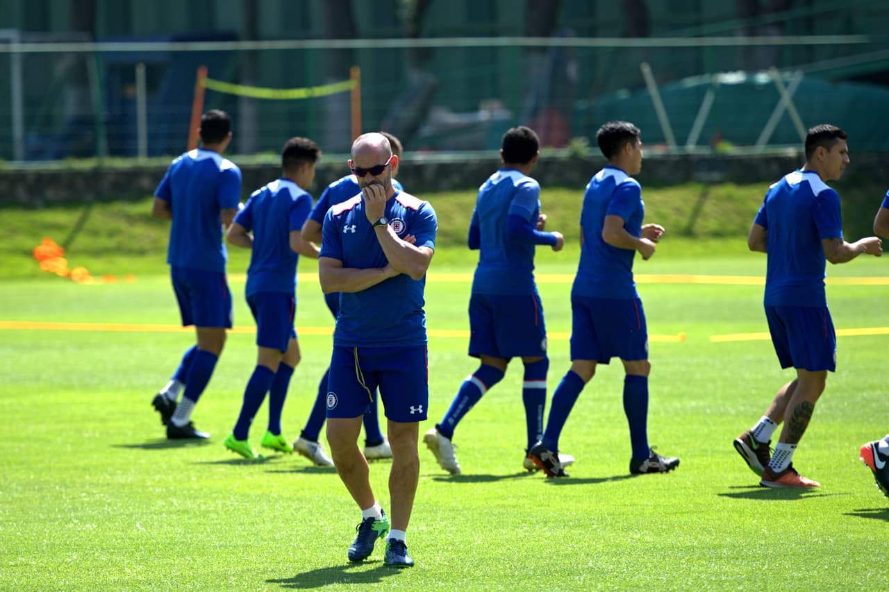 Para el Apertura 2017 la directiva cruzazulina lo mantuvo en la dirección técnica, esperando que los resultados fuesen diferentes.