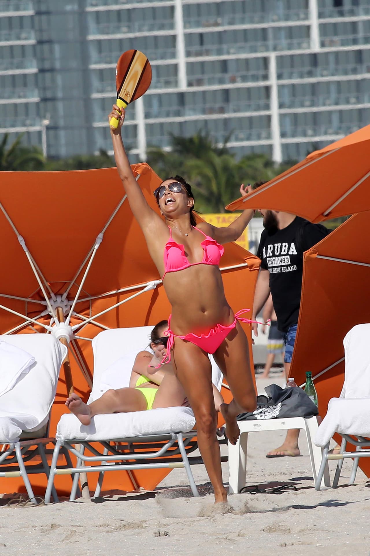 Además de su belleza, demostró que es muy buena jugando paddle ball.