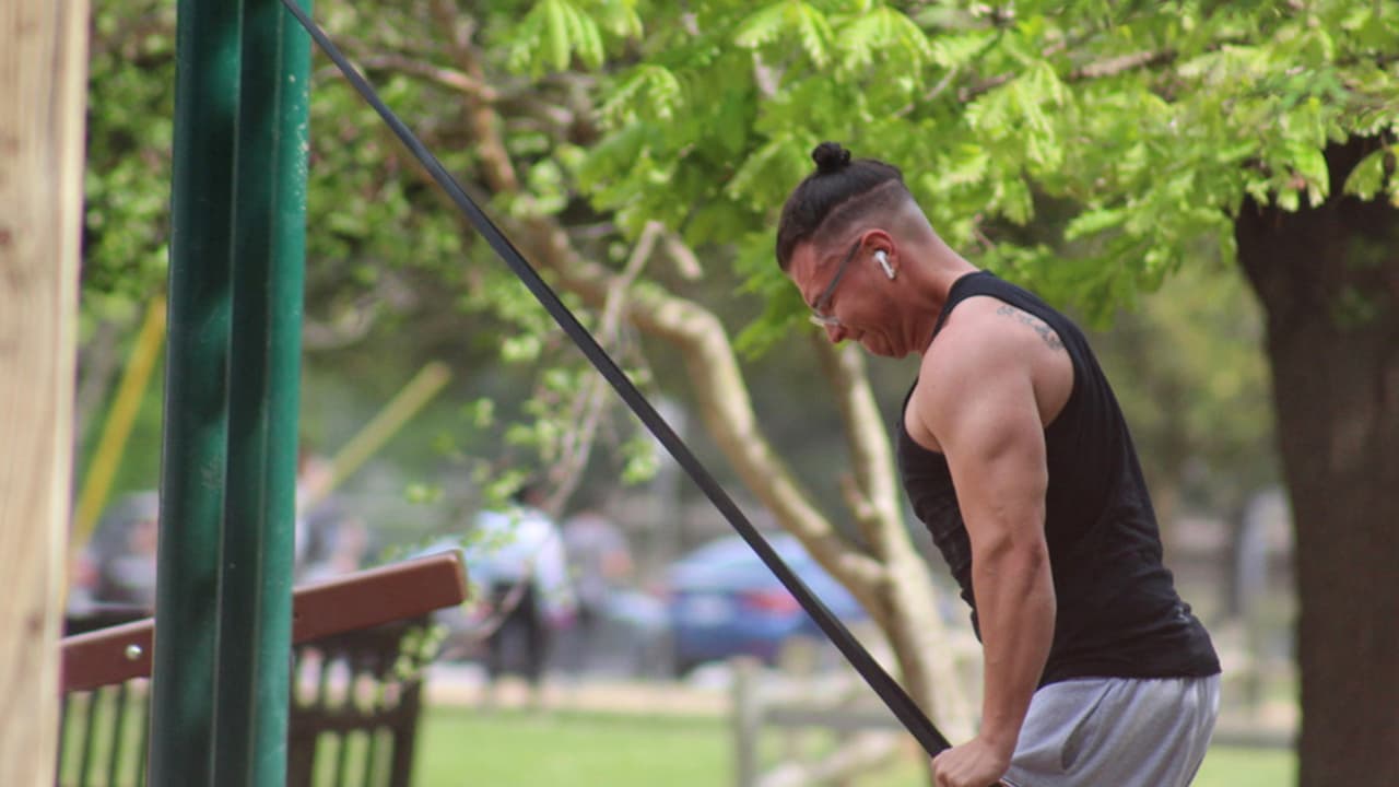 Los deportistas en su mayoría jóvenes llevan accesorios como ligas que suplen las maquinas que hay dentro de los gimnasios.