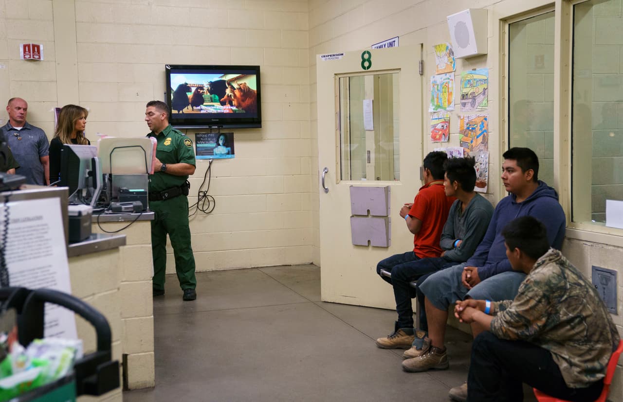 Melania Trump, segunda desde la izquierda, visita un centro de procesamiento de la Patrulla Fronteriza en Tucson, Arizona. En el lugar se observa a un grupo de migrantes detenidos, de Honduras y Guatemala. (AP Photo / Carolyn Kaster)