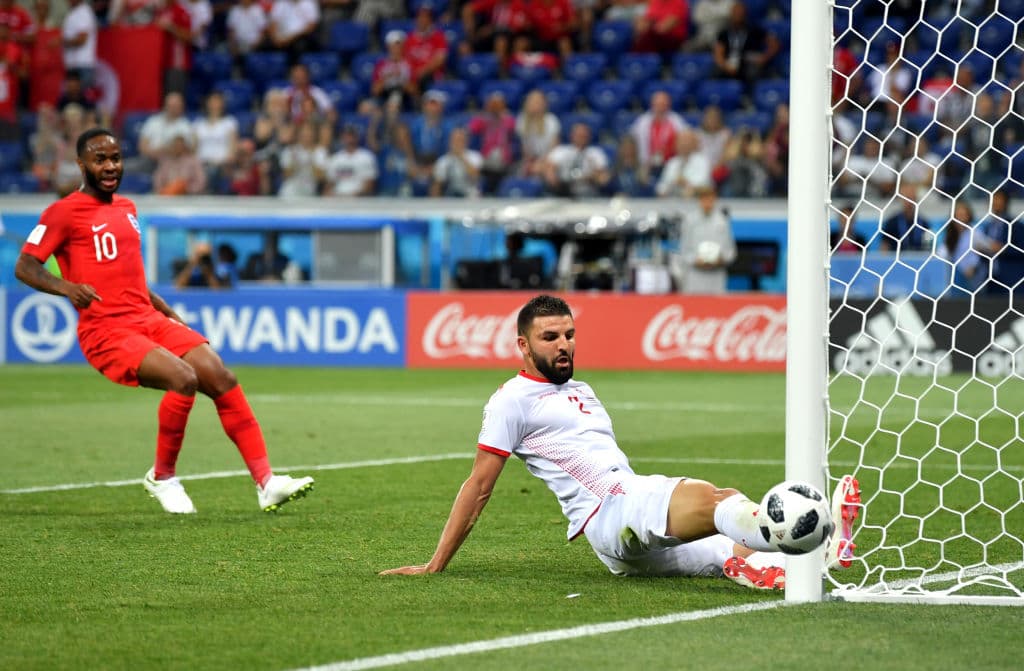 Aunque se esforzaron ambos equipos, no movieron el 1-1 al descanso. En la imagen Raheem Sterling (10) observa como el tiro de Jesse Lingard pega en el palo y sale ante el respiro de Syam Ben Youssef.