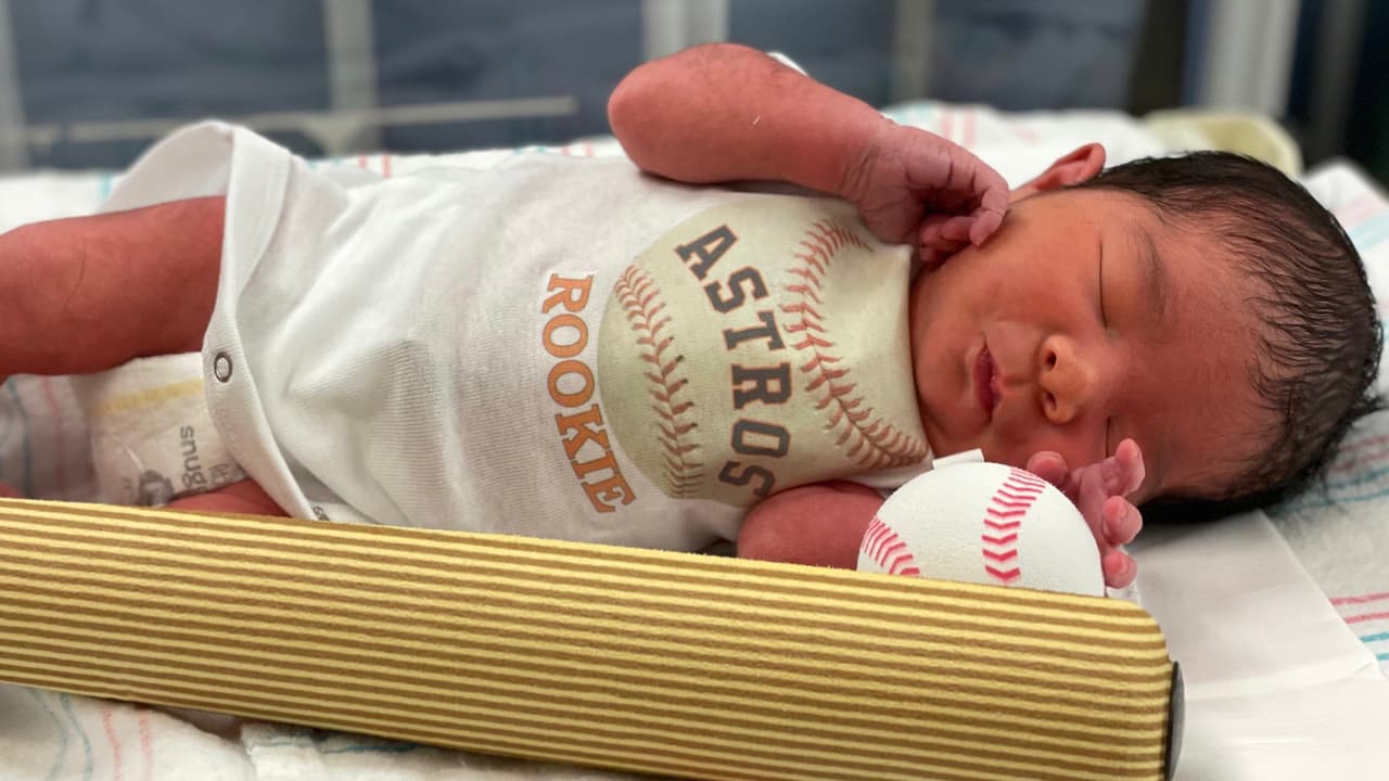 Los recién nacidos fueron vestidos así en apoyo a los
<a href="https://www.univision.com/deportes/mlb/houston-astros-elegante-pitcheo-vencen-boston-red-sox-avanzan-serie-mundial-mlb">Astros de Houston. </a>