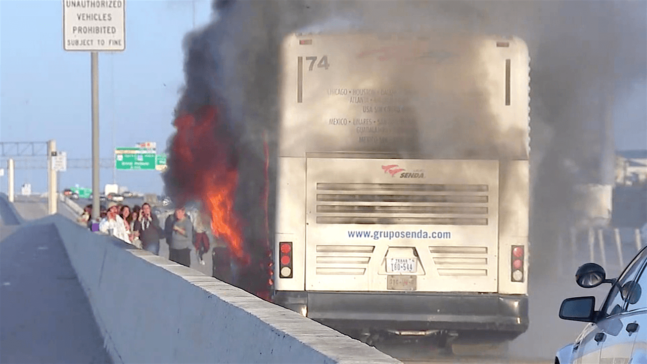 El autobús se prendió en llamas mientras transitaba por una autopista del área de Houston.