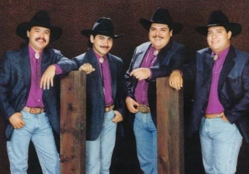 Desde sus primeros discos, Pesado impuso su estilo innovador mezclando la música norteña con ritmos latinos, con acordeón, bajo sexto y batería.