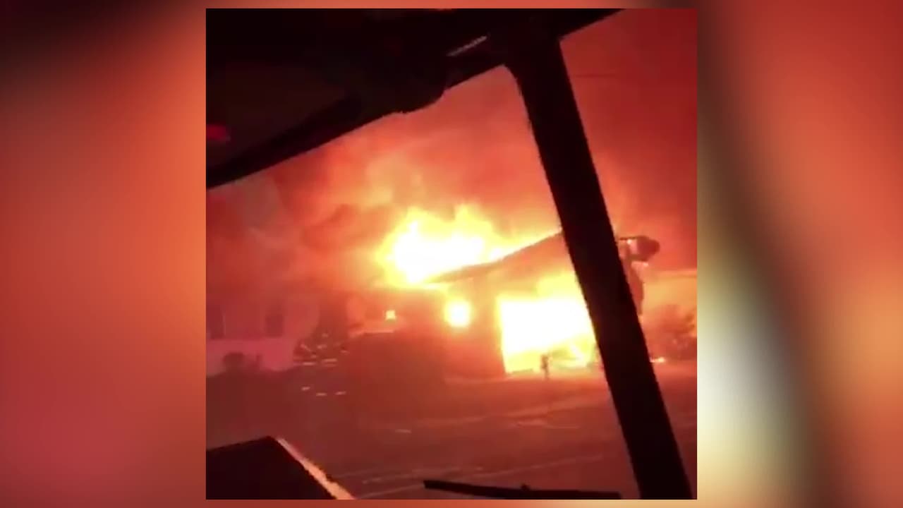 Abandonaron su casa por los apagones en California y la estructura terminó en llamas con todo y mascota adentro