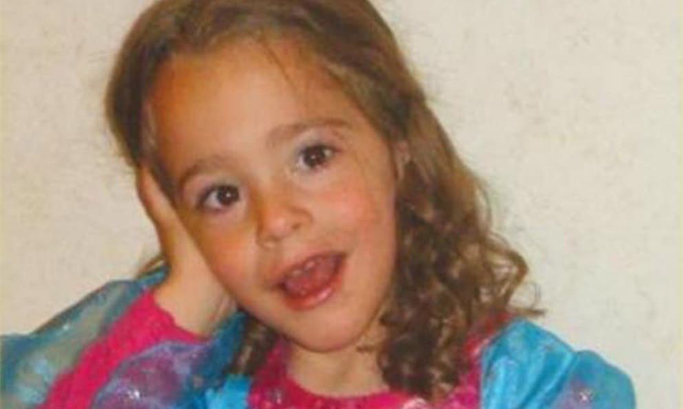 La pequeña 
<b><a href="https://www.univision.com/noticias/noticias-de-mexico/los-misterios-de-la-muerte-de-la-pequena-paulette-gebara">Paulette Gebara Farah</a></b> murió misteriosamente el 22 de marzo de 2010, en la casa de su familia en un opulento suburbio de la Ciudad de México. Como en el caso de JonBenét Ramsey, no se sabe cómo ocurrieron los hechos, ni hay sospechosos.