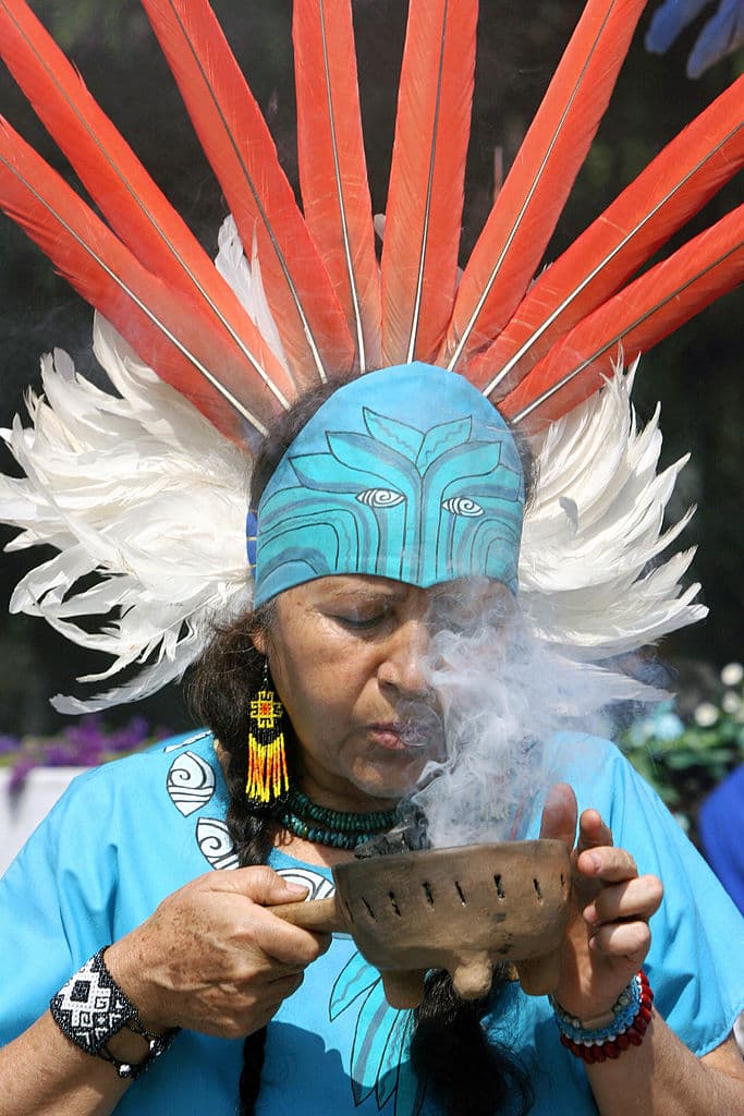 Finalmente, los aztecas quemaban incienso para sus ceremonias en donde invocaban a los dioses. Ya sea en sus ritos, ceremonias, amarres o lecturas, era un ingrediente que no podía faltar.