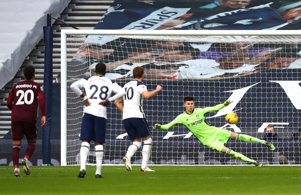 Tottenham se impone ante el Leeds 3-0. Los goleadores por parte de los Spurs fueron Harry Kane al minuto 29 tras cobrar un penal, Son Heung-min al 43 y, ya en el segundo tiempo, Tobey Alderweireld hacía el tercer tanto, durante la J17 de la Premier League.