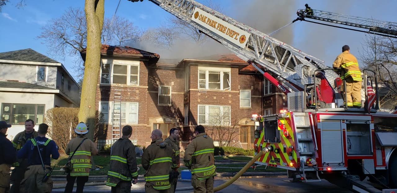 Incendio voraz afecta un edificio de apartamentos en el suburbio Oak Park
