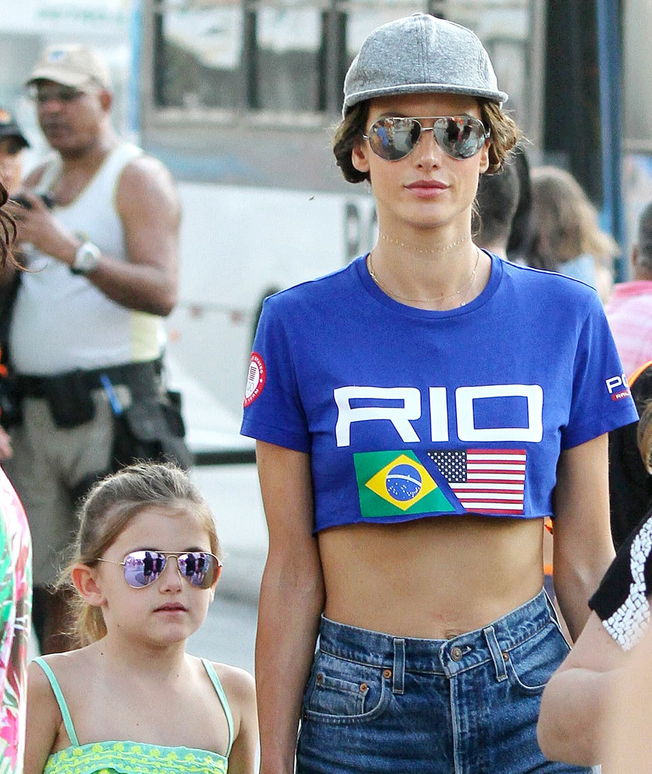 Alessandra lució una playera muy original.