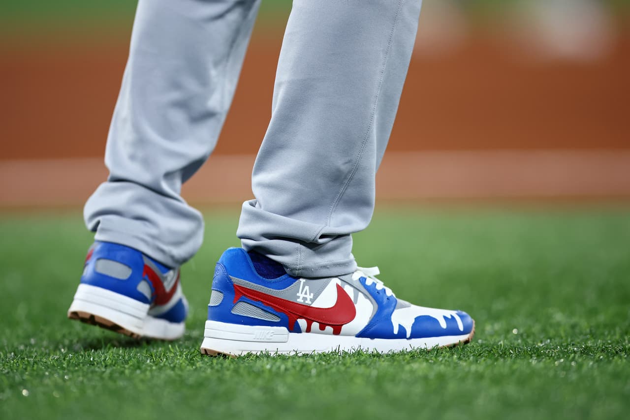 Dino Ebel presumió tenis de Los Angeles.