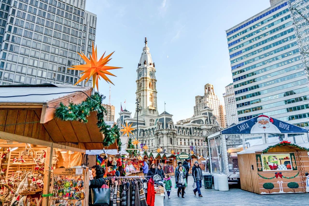 <b><a href="https://www.philachristmas.com/">Christmas Village in Philadelphia (Hasta el 24 de diciembre)</a></b>. El país de las maravillas europeo al aire libre que es Christmas Village en LOVE Park regresa para 2022 con más de 110 vendedores diferentes instalados en cabañas de madera completamente nuevas.