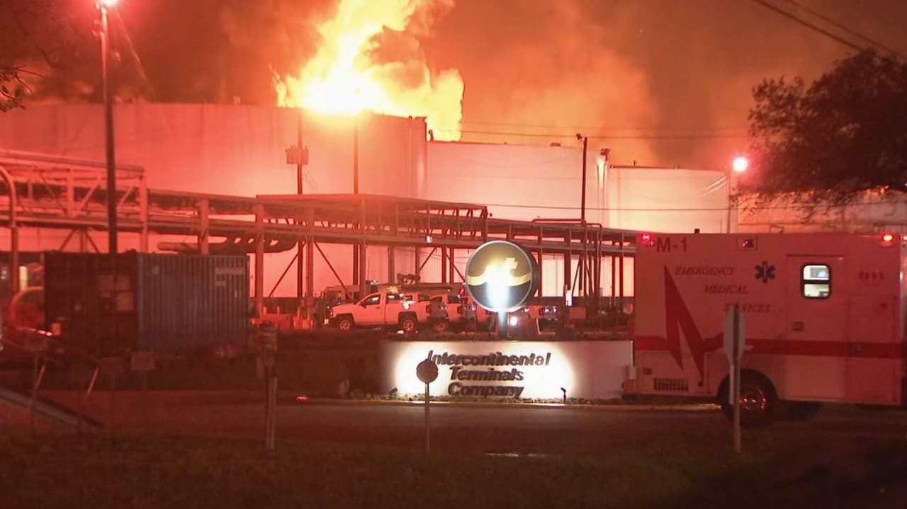 Pese a la magnitud del fuego y a la duración del mismo, no hay reportes de heridos, según autoridades.