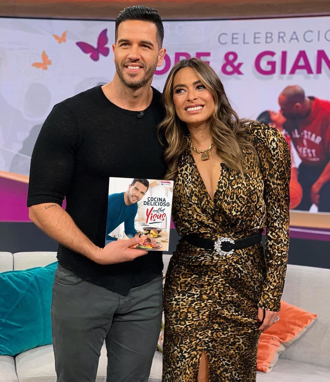 Yisus no podía dejar pasar la visita de Gali para mostrarle su libro y tomarse una linda foto con ella.