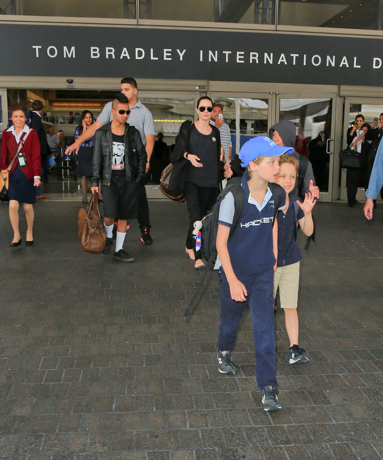 La multitud ama tanto a los Brangelina que mueren por estar cerca de ellos.