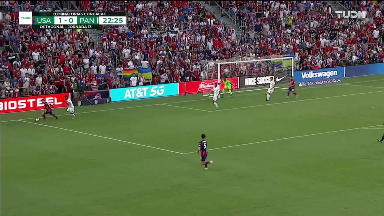 ¡GOL!  anota para Estados Unidos. Paul Arriola