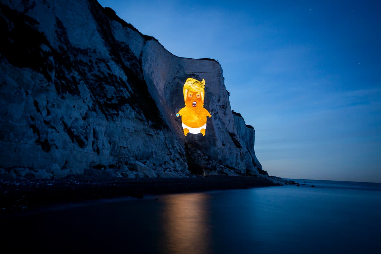 <b>El ‘bebé Trump’, el más esperado en las protestas.</b> Se ha convertido en costumbre que los británicos que critican a Donald Trump lo reciban con creativas manifestaciones. La figura del ‘bebé Trump’ fue 
<a href="https://www.univision.com/noticias/relaciones-internacionales/el-globo-gigante-de-bebe-trump-encabeza-las-protestas-contra-la-visita-del-presidente-a-reino-unido">una idea que comenzó en 2018</a> como un inflable gigante que acompañó las marchas en Londres. En otra visita del mandatario a esa ciudad a mediados de 2019 
<a href="https://www.univision.com/noticias/politica/las-originales-y-acidas-manifestaciones-con-las-que-reciben-a-trump-en-londres-fotos">pudo verse proyectada en los acantilados blancos de Dover</a>, a unas 80 millas al este. En agosto fue parte de la protesta contra trump en 
<a href="https://www.univision.com/noticias/tiroteos/dolor-rechazo-a-las-armas-y-protestas-contra-trump-en-el-paso-dayton-y-otras-ciudades-fotos-fotos">Dover, Ohio, después de un tiroteo</a>. 
<b>1 de junio de 2019.</b>