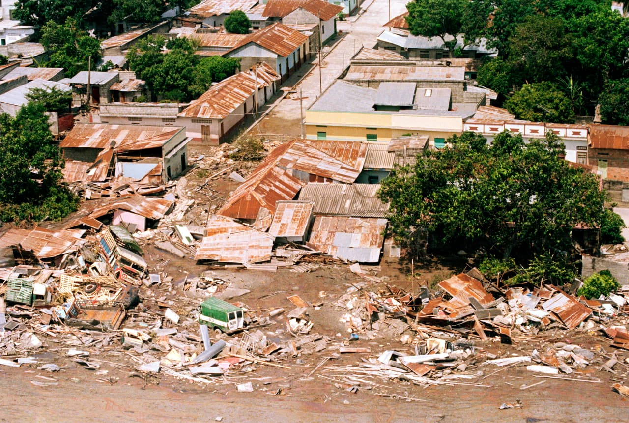 El lodo que corrió desde las montañas sepultó las calles y casas de Armero, unas 100 millas al oeste de Bogotá, capital de Colombia.