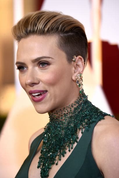 La guapa ScarJo portó un muy masculino 'toupé' alisado que le permitió mostrar su rostro en todo su esplendor, lo que suavizaba el 'look' con tonos uva en labios, mejillas y ojos. Este 'look' está permitido para aquellas mujeres seguras y dispuestas a recibir algunas críticas, sin embargo es importante que si no quieres lucir muy ruda elijas un vestido que favorezca tus curvas y elijas accesorios femeninos.