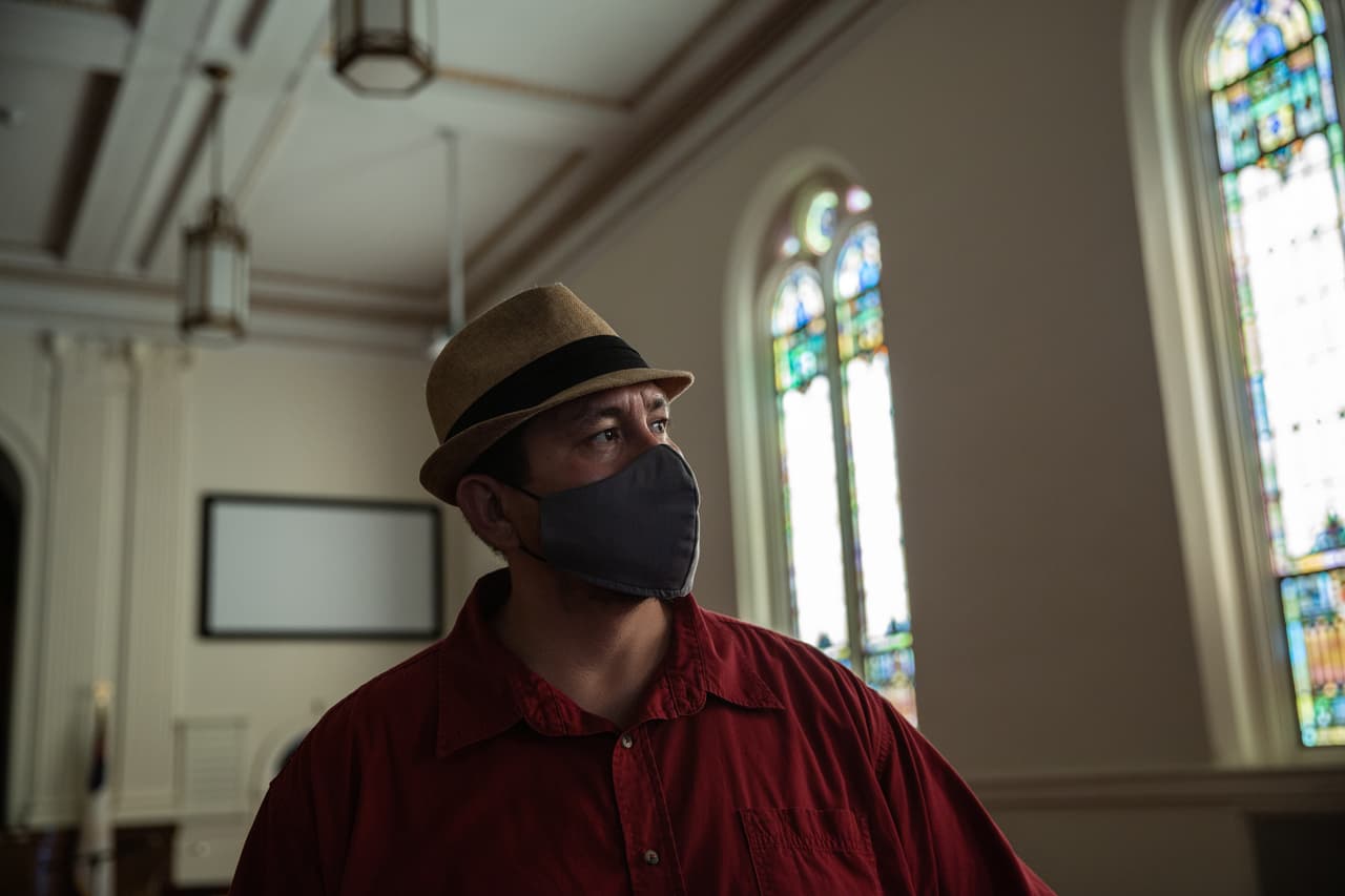 El pastor Edgar Vergara dirige La Semilla en Durham, Carolina del Norte, un grupo de ayuda mutua y respuesta rápida de activistas comunitarios latinos. A menudo participa en las reuniones de LATIN-19. “La Semilla puede servir como una plataforma para organizadores comunitarios latinx, indocumentados, de escasos recursos, para que se amplíe el impacto de su trabajo”, le dijo Vergara al grupo en agosto.