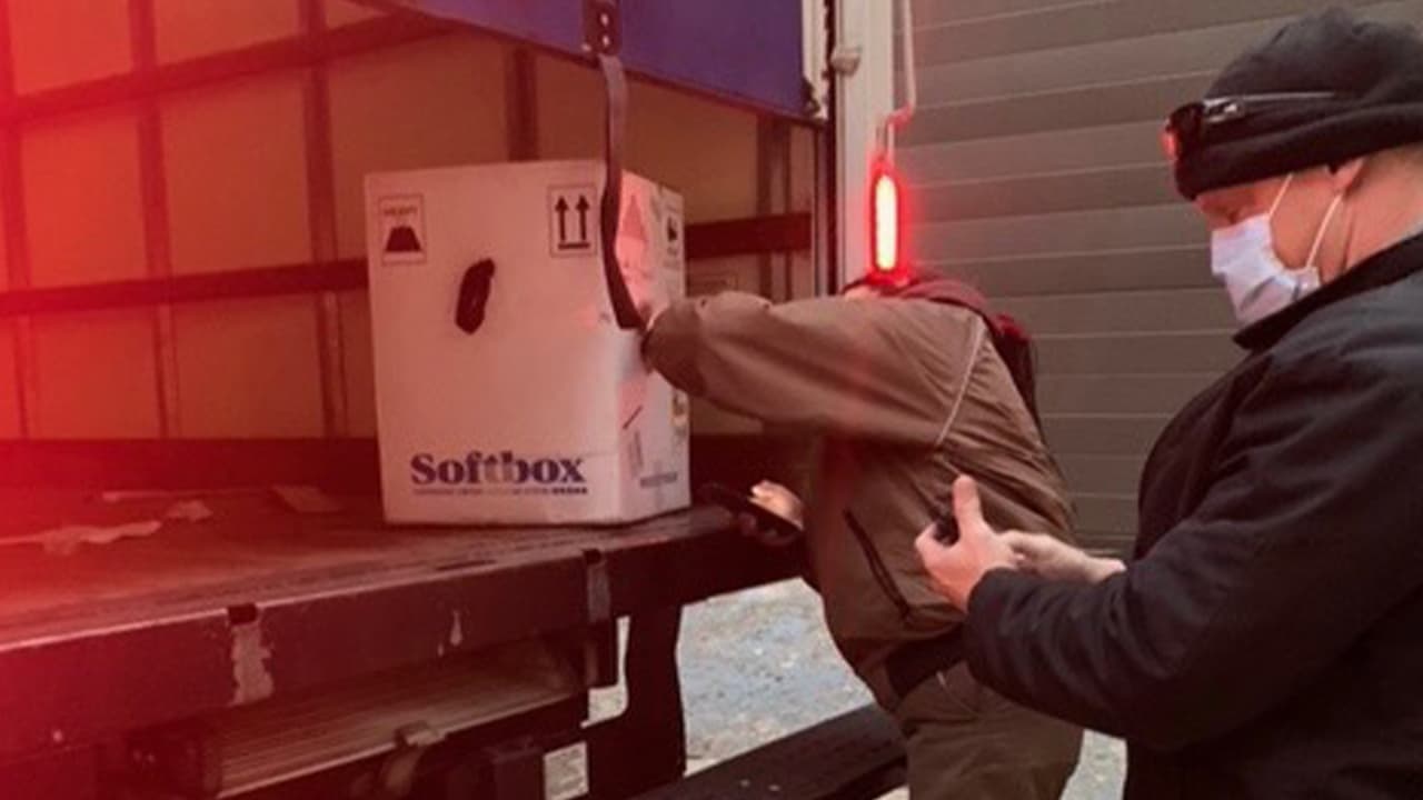 La primera dosis de vacunas contra el coronavirus de Pfizer llegó a la ciudad espacial al hospital MD Anderson como parte de las 19,500 dosis que fueron repartidas en cuatro sitios en Texas.