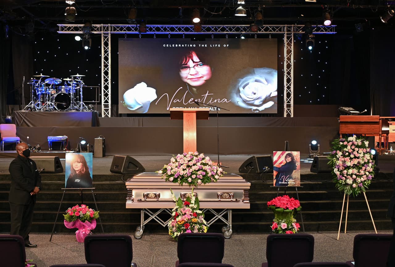 “Estábamos juntas en el Burlington de North Hollywood en un probador de ropita para la navidad. Escuchamos gritos, nos sentamos en un asiento abrazadas, rezando. Cuando algo impactó a mi hija Valentina y nos lanzó al piso y murió en mis brazos”, relató Soledad Peralta, madre de la menor.
<br>